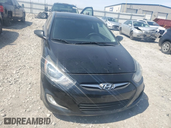 2013 Hyundai Accent SE z VIN KMHCU5AE1DU075065, wystawiony jako Copart lot #51508615 z przebiegiem 196 419 mil mil oraz Czysty tytuł • Clean title. Historia ofert i sprzedaży dostępna na DreamBid. Obrazek 5.