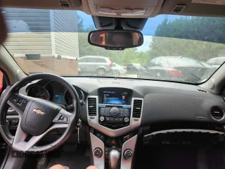 2014 Chevrolet Cruze 2LT z VIN 1G1PE5SB4E7385369, wystawiony jako Copart lot #61275315 z przebiegiem 147 444 mil mil oraz Czysty tytuł • Clean title. Historia ofert i sprzedaży dostępna na DreamBid. Obrazek 9.