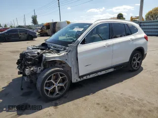 2018 BMW X1 xDrive28i z VIN WBXHT3C36J5K29503, wystawiony jako Copart lot #53448805 z przebiegiem 83 186 mil mil oraz Szkody całkowita. Historia ofert i sprzedaży dostępna na DreamBid. Obrazek 1.