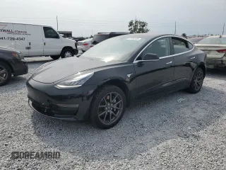 2018 Tesla Model 3 Long Range Battery z VIN 5YJ3E1EB2JF118651, wystawiony jako Copart lot #57494155 z przebiegiem 73 937 mil mil oraz Szkody całkowita. Historia ofert i sprzedaży dostępna na DreamBid. Obrazek 1.