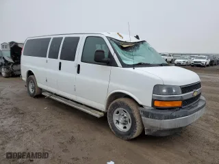 2017 Chevrolet Express Passenger LT with VIN 1GAZGPFF7H1225215, listed as a Copart auction lot 47135935 with 161,084 mi miles and Salvage Title. Bid and sale history available at carsss.com. Image 4.