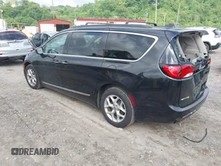 2017 Chrysler Pacifica Touring L z VIN 2C4RC1BG4HR534733, wystawiony jako IAAI lot #42286142 z przebiegiem 85 471 mil mil oraz . Historia ofert i sprzedaży dostępna na DreamBid. Obrazek 3.