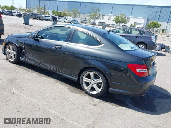 2013 Mercedes-Benz C 250 z VIN WDDGJ4HB3DG049866, wystawiony jako IAAI lot #42267407 z przebiegiem 87 499 mil mil oraz . Historia ofert i sprzedaży dostępna na DreamBid. Obrazek 3.