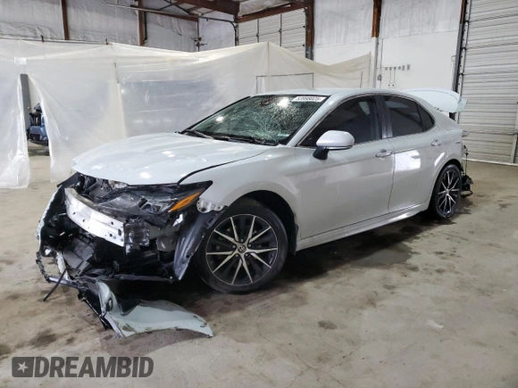 2022 Toyota Camry SE z VIN 4T1T11AKXNU002446, wystawiony jako Copart lot #53998025 z przebiegiem 50 759 mil mil oraz Szkoda całkowita • Salvage title. Historia ofert i sprzedaży dostępna na DreamBid. Obrazek 1.
