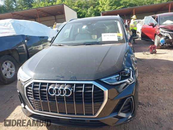 2024 Audi Q3 S line Premium z VIN WA1DECF35R1095131, wystawiony jako IAAI lot #42313681 z przebiegiem 31 510 mil mil oraz . Historia ofert i sprzedaży dostępna na DreamBid. Obrazek 11.