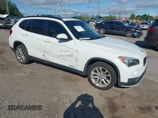 2015 BMW X1 xDrive28i z VIN WBAVL1C58FVY33290, wystawiony jako IAAI lot #42240651 z przebiegiem 81 646 mil mil oraz . Historia ofert i sprzedaży dostępna na DreamBid. Obrazek 1.