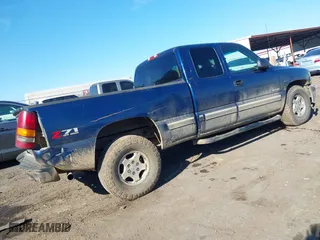 2002 Chevrolet Silverado 1500 LT with VIN 2GCEK19T921226130, listed as a IAAI auction lot 41397105 with 298,115 mi miles. Bid and sale history available at carsss.com. Image 4.
