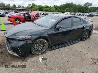 2025 Toyota Camry LE z VIN 4T1DAACK9SU062103, wystawiony jako Copart lot #55878685 z przebiegiem 17 416 mil mil oraz Szkoda całkowita • Salvage title. Historia ofert i sprzedaży dostępna na DreamBid. Obrazek 1.