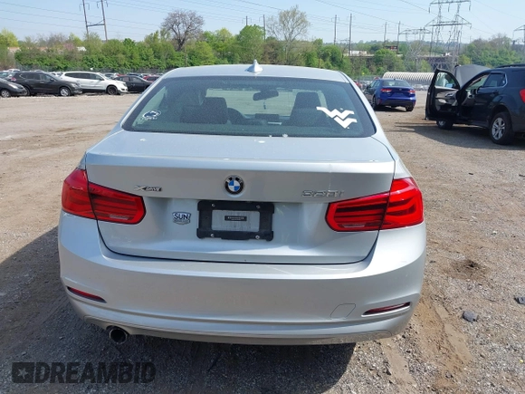 2018 BMW 3 Series 320i xDrive z VIN WBA8A3C5XJA494899, wystawiony jako IAAI lot #42092150 z przebiegiem 60 884 mil mil oraz . Historia ofert i sprzedaży dostępna na DreamBid. Obrazek 17.