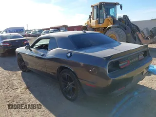 2017 Dodge Challenger SXT z VIN 2C3CDZAGXHH536595, wystawiony jako IAAI lot #41375622 z przebiegiem 103 915 mil mil oraz . Historia ofert i sprzedaży dostępna na DreamBid. Obrazek 3.