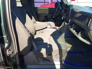2002 Chevrolet Avalanche with VIN 3GNEC13T62G263379, listed as a IAAI auction lot 40907582 with 220,309 mi miles. Bid and sale history available at carsss.com. Image 5.