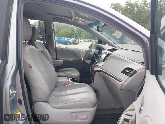 2014 Toyota Sienna XLE z VIN 5TDYK3DC6ES488569, wystawiony jako IAAI lot #42171540 z przebiegiem 97 416 mil mil oraz . Historia ofert i sprzedaży dostępna na DreamBid. Obrazek 5.