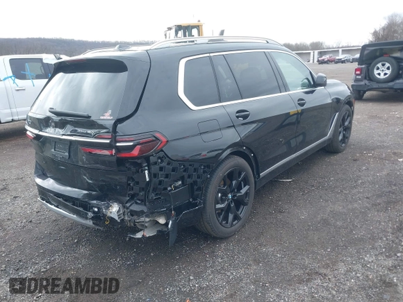 2025 BMW X7 xDrive40i z VIN 5UX23EM01S9Y67220, wystawiony jako IAAI lot #41722504 z przebiegiem 7 522 mil mil oraz . Historia ofert i sprzedaży dostępna na DreamBid. Obrazek 4.