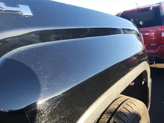 2018 GMC Sierra 1500 SLE z VIN 1GTV2MEC7JZ355593, wystawiony jako IAAI lot #42408927 z przebiegiem 172 588 mil mil oraz . Historia ofert i sprzedaży dostępna na DreamBid. Obrazek 1.