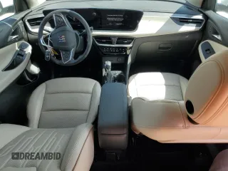 2024 Buick Encore GX Avenir z VIN KL4AMFSL4RB014059, wystawiony jako Copart lot #57218775 z przebiegiem 5 515 mil mil oraz Szkoda całkowita • Salvage title. Historia ofert i sprzedaży dostępna na DreamBid. Obrazek 8.