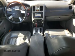2005 Chrysler 300 300C AWD z VIN 2C3AK63H85H671717, wystawiony jako Copart lot #50369505 z przebiegiem 203 099 mil mil oraz Szkoda całkowita • Salvage title. Historia ofert i sprzedaży dostępna na DreamBid. Obrazek 8.
