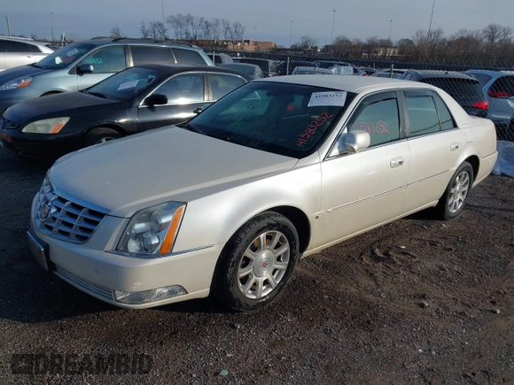 2008 Cadillac DTS 1SA z VIN 1G6KD57Y98U138410, wystawiony jako IAAI lot #41583252 z przebiegiem 121 705 mil mil oraz . Historia ofert i sprzedaży dostępna na DreamBid. Obrazek 2.