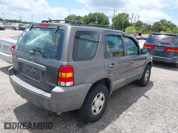 2006 Ford Escape XLS with VIN 1FMYU02Z46KA87526, listed as a IAAI auction lot 42142223 with 197,267 mi miles. Bid and sale history available at carsss.com. Image 4.
