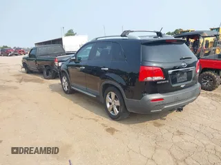 2013 Kia Sorento EX z VIN 5XYKU4A22DG364988, wystawiony jako IAAI lot #42391851 z przebiegiem 221 693 mil mil oraz . Historia ofert i sprzedaży dostępna na DreamBid. Obrazek 3.