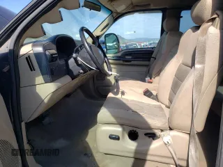 2005 Ford F-250 XL z VIN 1FTSX21P65EA82368, wystawiony jako Copart lot #57249743 z przebiegiem 209 923 mil mil oraz Czysty tytuł • Clean title. Historia ofert i sprzedaży dostępna na DreamBid. Obrazek 7.