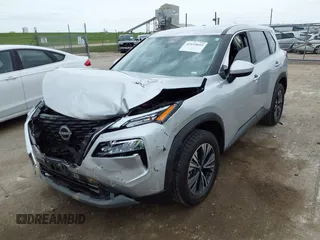 2023 Nissan Rogue SV z VIN JN8BT3BAXPW418861, wystawiony jako IAAI lot #42153059 z przebiegiem 41 641 mil mil oraz . Historia ofert i sprzedaży dostępna na DreamBid. Obrazek 2.