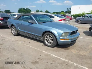 2005 Ford Mustang Deluxe z VIN 1ZVFT84N555175518, wystawiony jako IAAI lot #42427276 z przebiegiem 196 095 mil mil oraz . Historia ofert i sprzedaży dostępna na DreamBid. Obrazek 1.