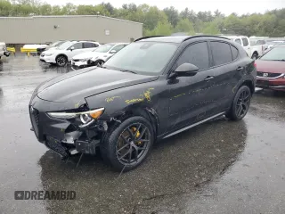 2020 Alfa Romeo Stelvio Ti z VIN ZASPAKBN9L7C94128, wystawiony jako Copart lot #56129775 z przebiegiem 54 042 mil mil oraz Szkody całkowita. Historia ofert i sprzedaży dostępna na DreamBid. Obrazek 1.