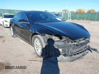 2018 Tesla Model S 75D z VIN 5YJSA1E23JF246601, wystawiony jako IAAI lot #40774603 z przebiegiem 55 697 mil mil oraz . Historia ofert i sprzedaży dostępna na DreamBid. Obrazek 1.
