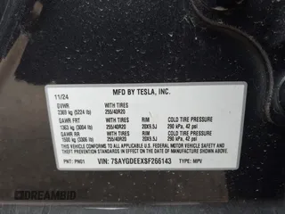 2025 Tesla Model Y Long Range with VIN 7SAYGDEEXSF266143, listed as a IAAI auction lot 41905813 with 776 mi miles and . Bid and sale history available at carsss.com. Image 9.