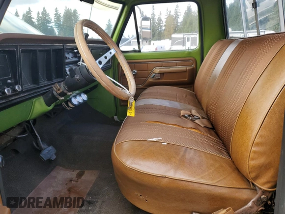 1973 Ford F-250 z VIN F25YRQ44499, wystawiony jako Copart lot #76903644 z przebiegiem 94 832 mil mil oraz Czysty tytuł • Clean title. Historia ofert i sprzedaży dostępna na DreamBid. Obrazek 7.