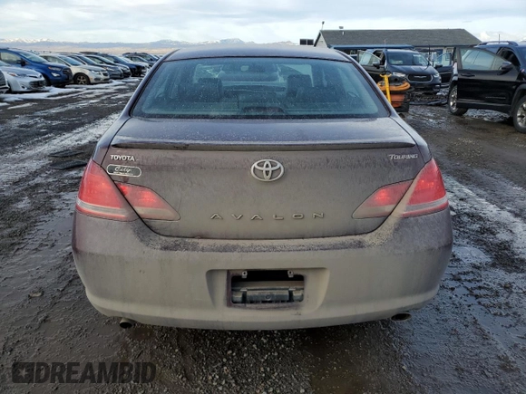 2007 Toyota Avalon XL z VIN 4T1BK36BX7U198825, wystawiony jako Copart lot #46775745 z przebiegiem 108 271 mil mil oraz Czysty tytuł • Clean title. Historia ofert i sprzedaży dostępna na DreamBid. Obrazek 6.