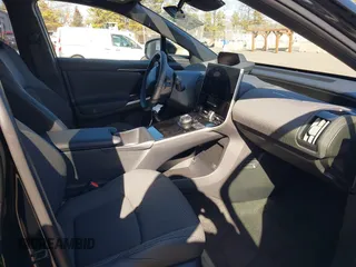 2024 Toyota bZ4X XLE z VIN JTMAAAAA3RA043494, wystawiony jako IAAI lot #41509723 z przebiegiem 5 279 mil mil oraz . Historia ofert i sprzedaży dostępna na DreamBid. Obrazek 5.