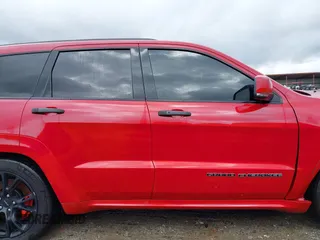 2017 Jeep Grand Cherokee SRT z VIN 1C4RJFDJXHC670370, wystawiony jako IAAI lot #41524965 z przebiegiem 87 276 mil mil oraz . Historia ofert i sprzedaży dostępna na DreamBid. Obrazek 14.