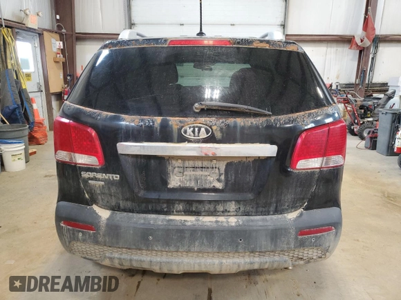 2012 Kia Sorento LX z VIN 5XYKTCA62CG209291, wystawiony jako Copart lot #57133005 z przebiegiem 423 888 mil mil oraz Czysty tytuł • Clean title. Historia ofert i sprzedaży dostępna na DreamBid. Obrazek 6.