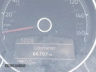 2018 Volkswagen Beetle S z VIN 3VWFD7ATXJM711734, wystawiony jako IAAI lot #41704497 z przebiegiem 66 702 mil mil oraz . Historia ofert i sprzedaży dostępna na DreamBid. Obrazek 15.