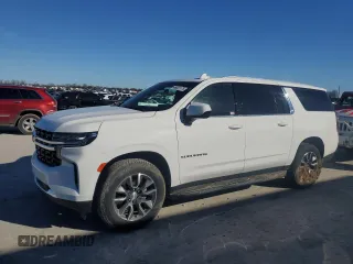 2022 Chevrolet Suburban LS z VIN 1GNSKBKD4NR211131, wystawiony jako Copart lot #46851175 z przebiegiem 47 808 mil mil oraz Szkoda całkowita • Salvage title. Historia ofert i sprzedaży dostępna na DreamBid. Obrazek 1.