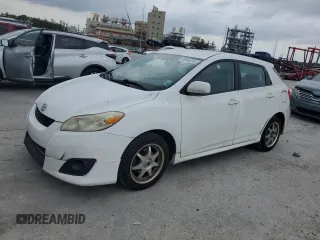 2010 Toyota Matrix z VIN 2T1KU4EE8AC304659, wystawiony jako Copart lot #58665285 z przebiegiem 308 905 mil mil oraz Czysty tytuł • Clean title. Historia ofert i sprzedaży dostępna na DreamBid. Obrazek 1.