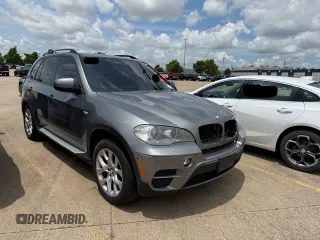2012 BMW X5 35i z VIN 5UXZV4C5XCL750398, wystawiony jako Copart lot #61040065 z przebiegiem 146 812 mil mil oraz Czysty tytuł • Clean title. Historia ofert i sprzedaży dostępna na DreamBid. Obrazek 1.