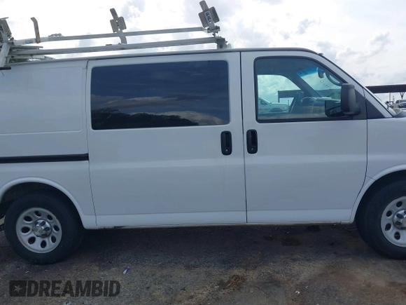 2014 Chevrolet Express Cargo z VIN 1GCSGAFX0E1155518, wystawiony jako IAAI lot #41915742 z przebiegiem 221 712 mil mil oraz . Historia ofert i sprzedaży dostępna na DreamBid. Obrazek 13.