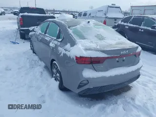 2022 Kia Forte LXS z VIN 3KPF24AD5NE458225, wystawiony jako IAAI lot #41572671 z przebiegiem 24 009 mil mil oraz . Historia ofert i sprzedaży dostępna na DreamBid. Obrazek 3.