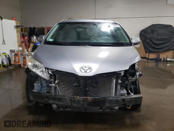 2012 Toyota Sienna XLE z VIN 5TDDK3DC5CS033868, wystawiony jako Copart lot #74727814 z przebiegiem 98 798 mil mil oraz Szkoda całkowita • Salvage title. Historia ofert i sprzedaży dostępna na DreamBid. Obrazek 5.