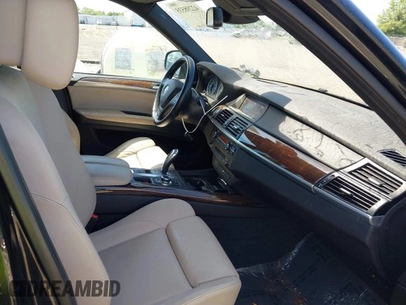 2013 BMW X5 xDrive50i z VIN 5UXZV8C54D0C15421, wystawiony jako IAAI lot #42298535 z przebiegiem 118 890 mil mil oraz . Historia ofert i sprzedaży dostępna na DreamBid. Obrazek 5.