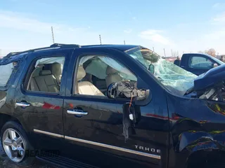 2010 Chevrolet Tahoe LTZ z VIN 1GNUCCE02AR185790, wystawiony jako IAAI lot #41105345 z przebiegiem 123 733 mil mil oraz . Historia ofert i sprzedaży dostępna na DreamBid. Obrazek 6.