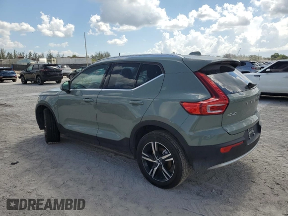 2025 Volvo XC40 Core Bright Theme z VIN YV4L12UJ4S2520540, wystawiony jako Copart lot #60871675 z przebiegiem 5 949 mil mil oraz Szkoda całkowita • Salvage title. Historia ofert i sprzedaży dostępna na DreamBid. Obrazek 2.