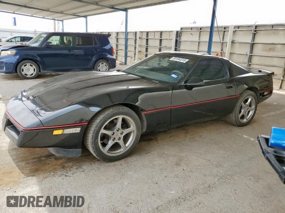 1988 Chevrolet Corvette z VIN 1G1YY2185J5122359, wystawiony jako Copart lot #59104315 z przebiegiem 93 088 mil mil oraz Czysty tytuł • Clean title. Historia ofert i sprzedaży dostępna na DreamBid. Obrazek 1.