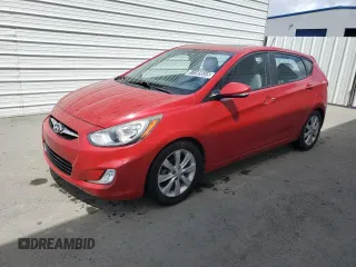 2013 Hyundai Accent SE z VIN KMHCU5AE7DU085891, wystawiony jako Copart lot #51595655 z przebiegiem 93 463 mil mil oraz Czysty tytuł • Clean title. Historia ofert i sprzedaży dostępna na DreamBid. Obrazek 1.