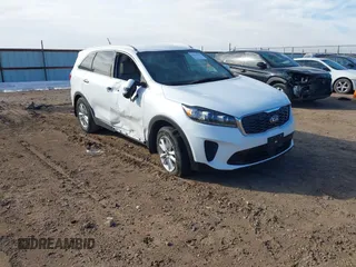 2020 Kia Sorento LX z VIN 5XYPG4A39LG665374, wystawiony jako IAAI lot #41432749 z przebiegiem 104 696 mil mil oraz . Historia ofert i sprzedaży dostępna na DreamBid. Obrazek 1.