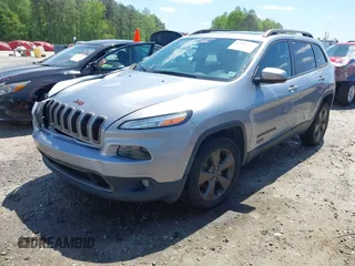 2017 Jeep Cherokee Latitude z VIN 1C4PJMCS8HW525476, wystawiony jako IAAI lot #42001328 z przebiegiem 121 665 mil mil oraz . Historia ofert i sprzedaży dostępna na DreamBid. Obrazek 2.
