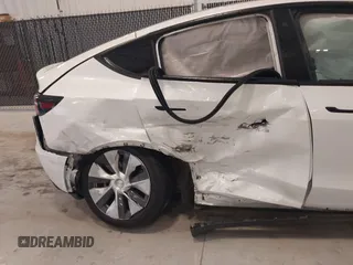 2020 Tesla Model Y Long Range z VIN 5YJYGDEE8LF054338, wystawiony jako IAAI lot #39026888 z przebiegiem 86 142 mil mil oraz . Historia ofert i sprzedaży dostępna na DreamBid. Obrazek 6.