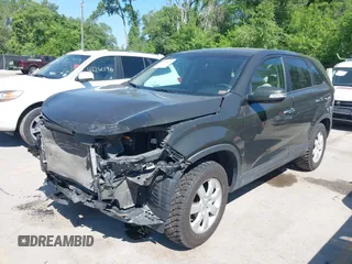 2012 Kia Sorento LX z VIN 5XYKT3A15CG191986, wystawiony jako IAAI lot #42261039 z przebiegiem 161 816 mil mil oraz . Historia ofert i sprzedaży dostępna na DreamBid. Obrazek 2.